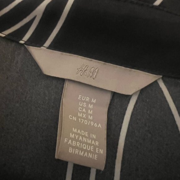 Silk top 💙🤍 - Picture 2 of 2